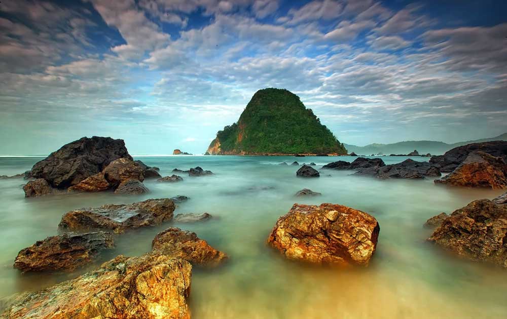 Menikmati Keindahan Pantai Pulau: Surga Tropis yang Wajib Dikunjungi