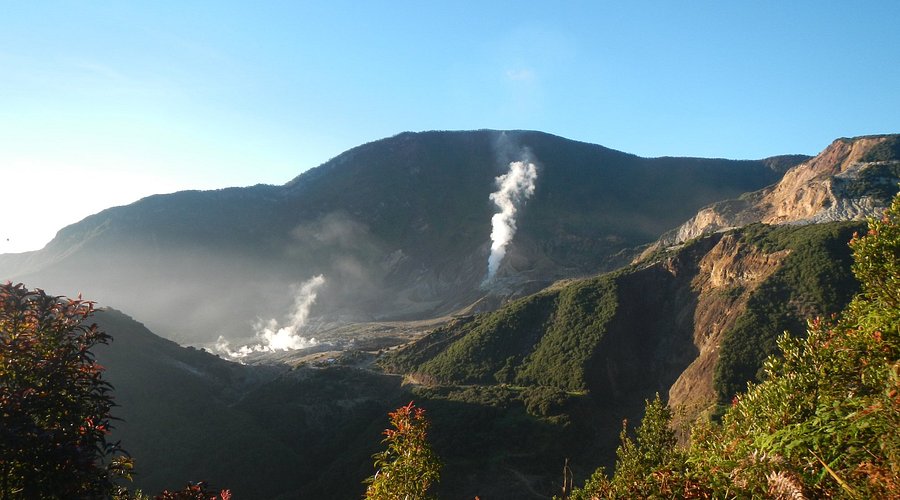Gunung Papandayan: Pesona Kawah, Edelweis, dan Petualangan Mistis di Tanah Garut