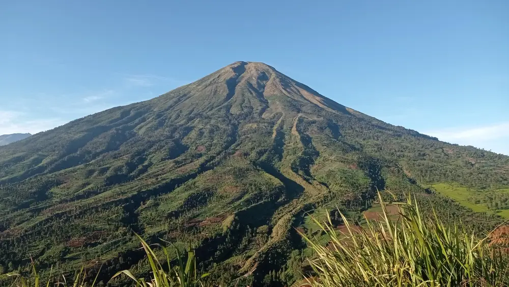 Gunung Sindoro: Pesona Alam dan Petualangan Tak Terlupakan di Jawa Tengah