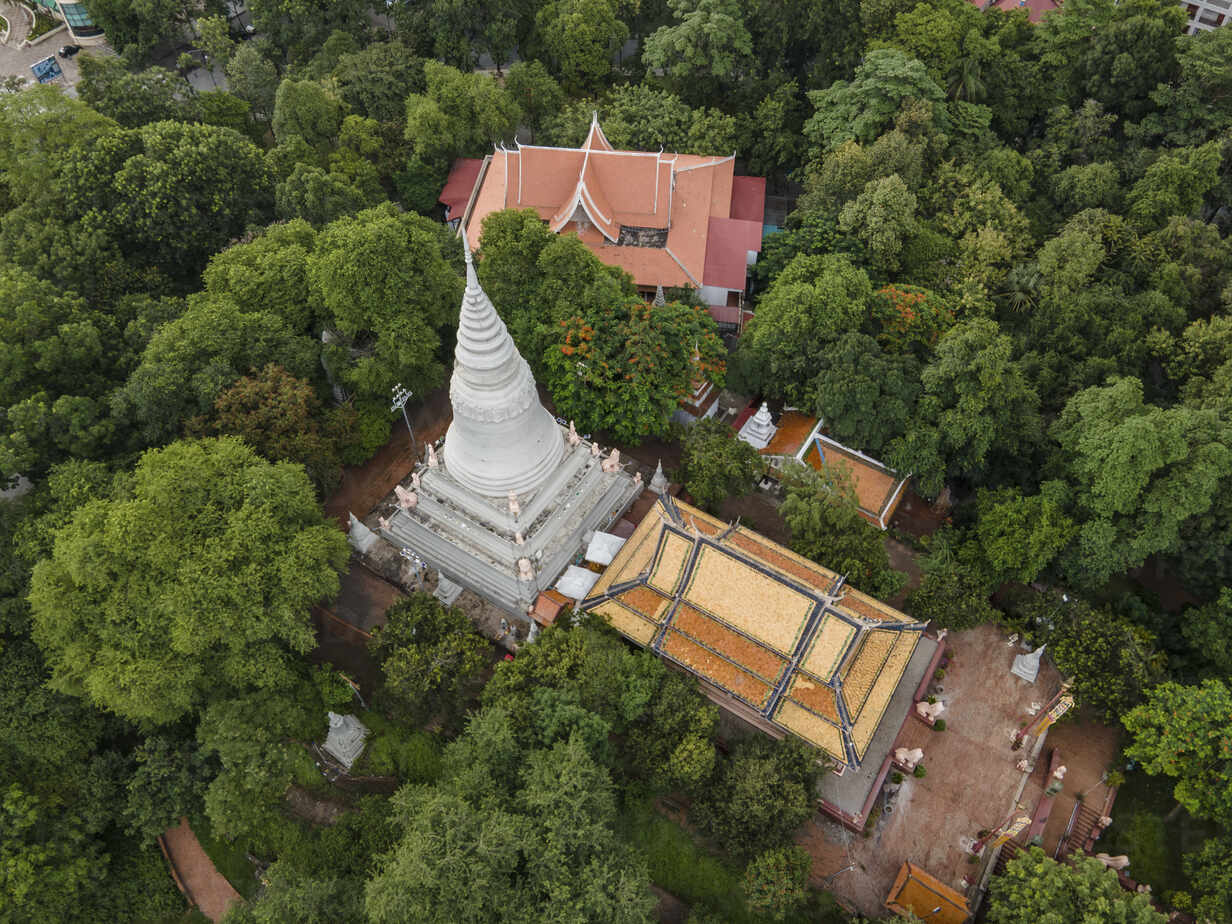 Wat Phnom: Menyelami Jejak Sejarah di Puncak Kota Phnom Penh Wat Phnom: Menyelami Jejak Sejarah di Puncak Kota Phnom Penh