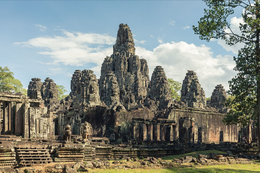 Kuil Bayon — Ikon Wajah Batu di Jantung Angkor