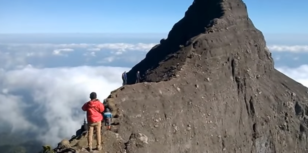 Gunung Raung: Pesona Ekstrem di Ujung Timur Jawa yang Menguji Mental dan Rasa Kagum