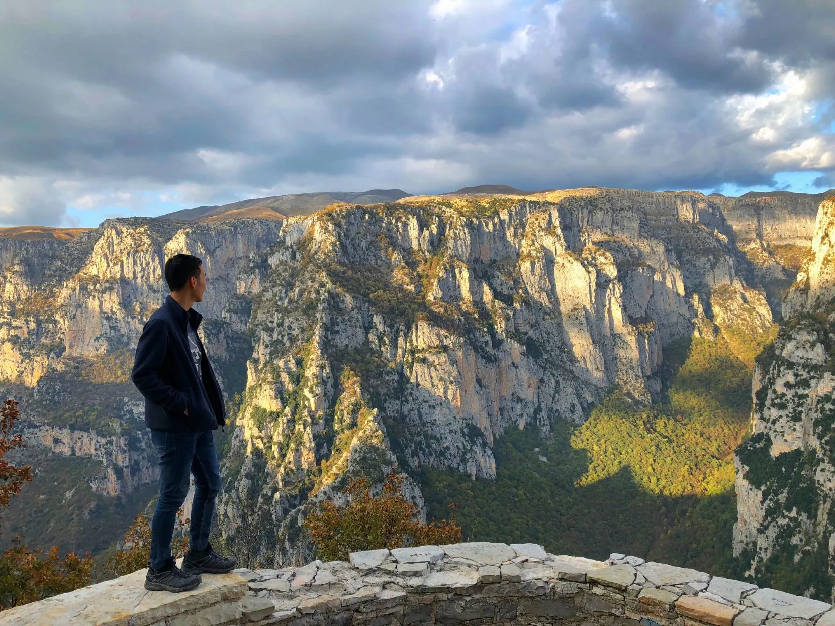 Vikos Gorge Yunani Ngarai Terdalam di Dunia yang Memukau Vikos Gorge Yunani Ngarai Terdalam di Dunia yang Memukau