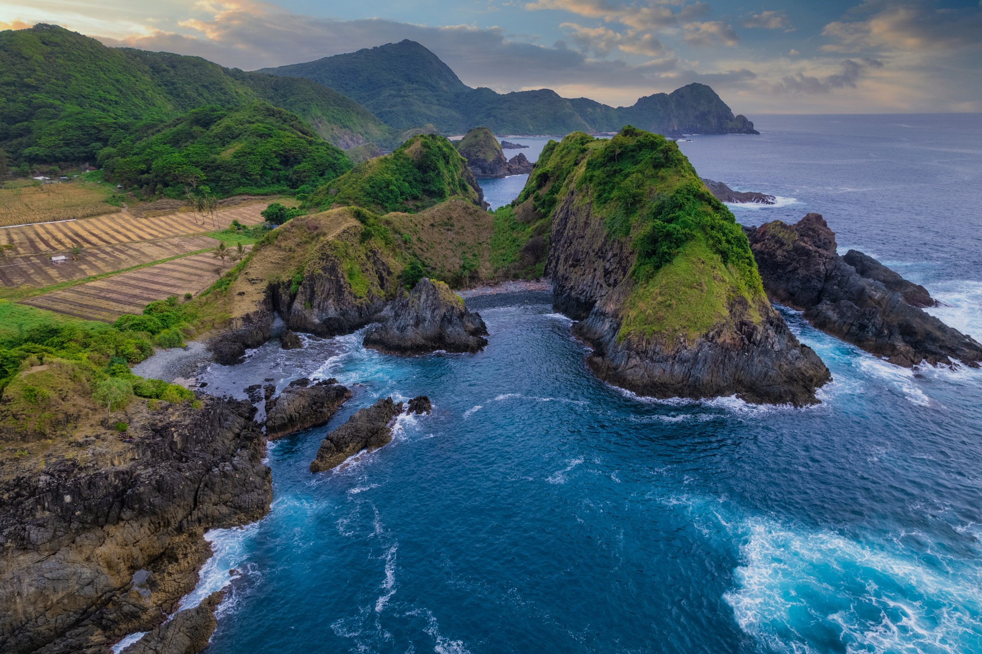 Pantai Semeti: Keindahan yang Menghadirkan Pesona Geologis Pantai Semeti: Keindahan yang Menghadirkan Pesona Geologis