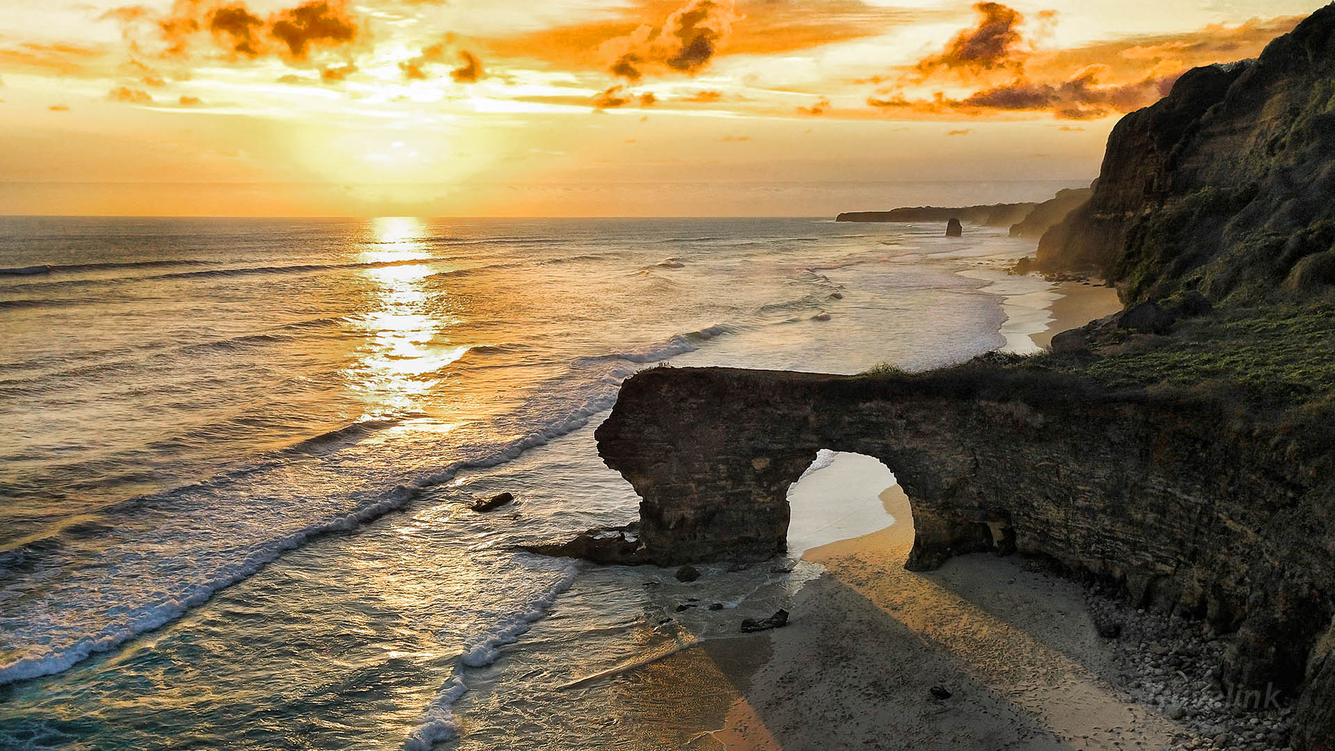 Pantai Bwanna—Pesona Tebing Emas di Ujung Sumba! Pantai Bwanna—Pesona Tebing Emas di Ujung Sumba!