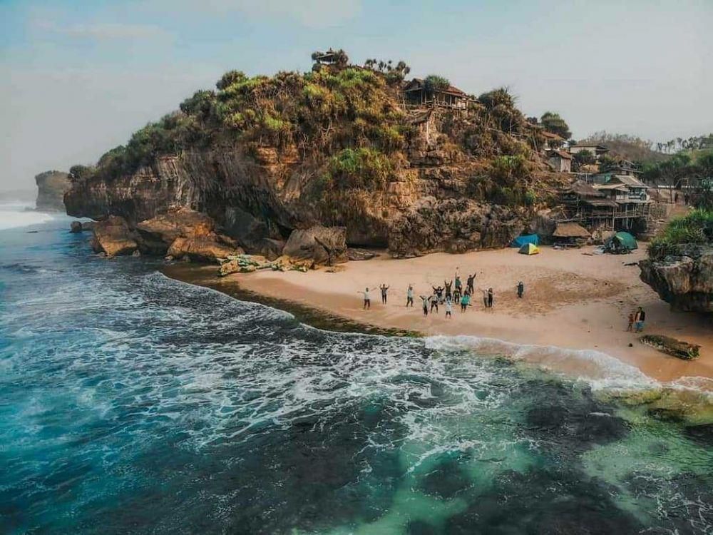 Pantai Watu: Surga Tersembunyi di Indonesia untuk Liburan Penuh Petualangan