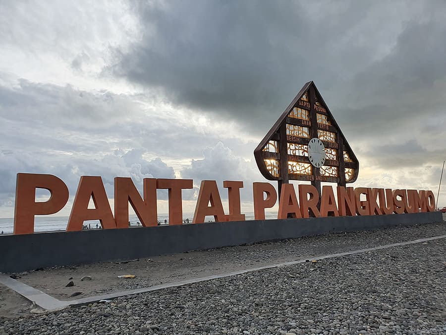 Pantai Parangkusumo: Pesona Alam, Budaya, dan Aktivitas Seru di Yogyakarta