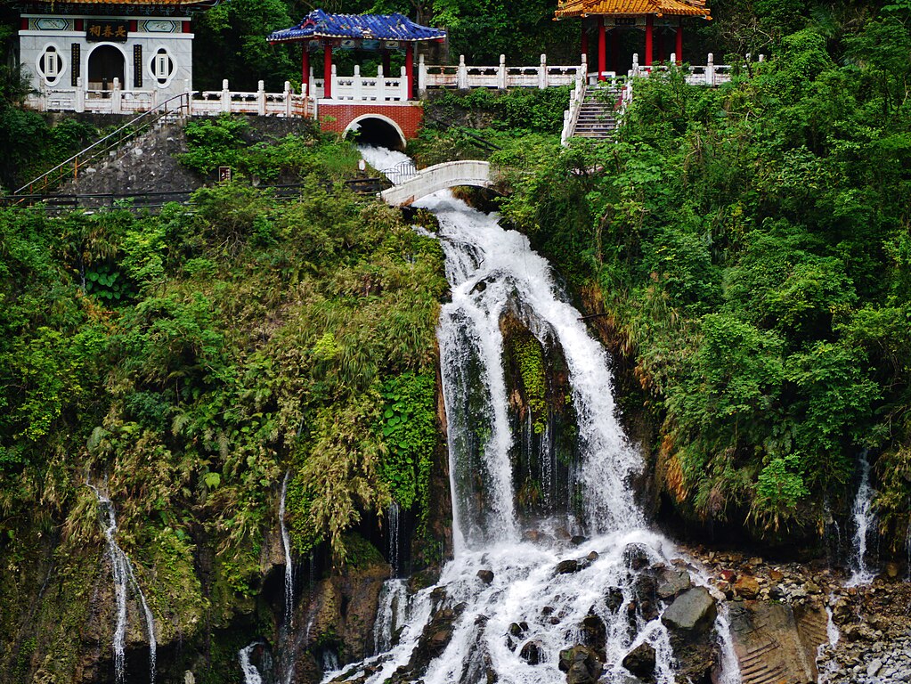 Ngarai Taroko: Harmoni Tebing Marmer dan Sungai Abadi