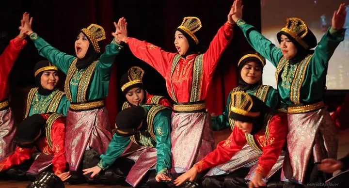 Tari Tradisional: Jejak Budaya yang Terus Menari di Tengah Arus Wisata Modern Tari Tradisional: Jejak Budaya yang Terus Menari di Tengah Arus Wisata Modern