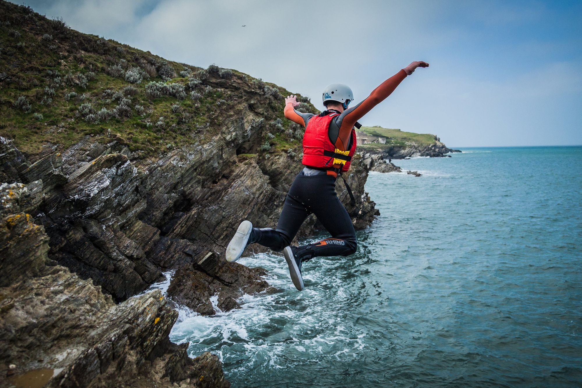 Coasteering: Petualangan Menyusuri Tebing Pantai