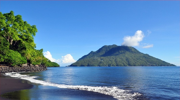 Pantai Sulamadaha: Pesona Keindahan Air Jernih di Ujung Ternate