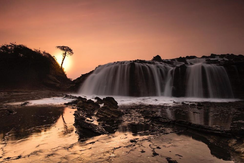 Pantai Karang Taraje – Pesona Air Terjun Laut Selatan yang Eksotis Pantai Karang Taraje – Pesona Air Terjun Laut Selatan yang Eksotis