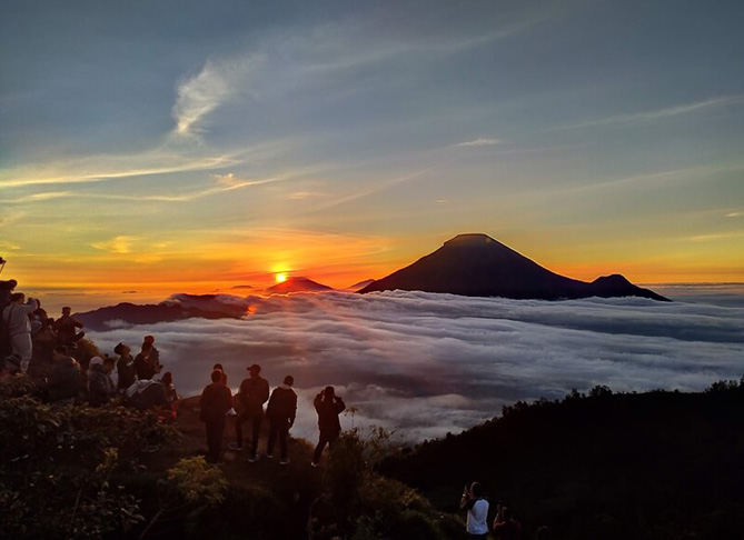 Menikmati Keindahan Bukit Sikunir: Surga Sunrise di Dieng