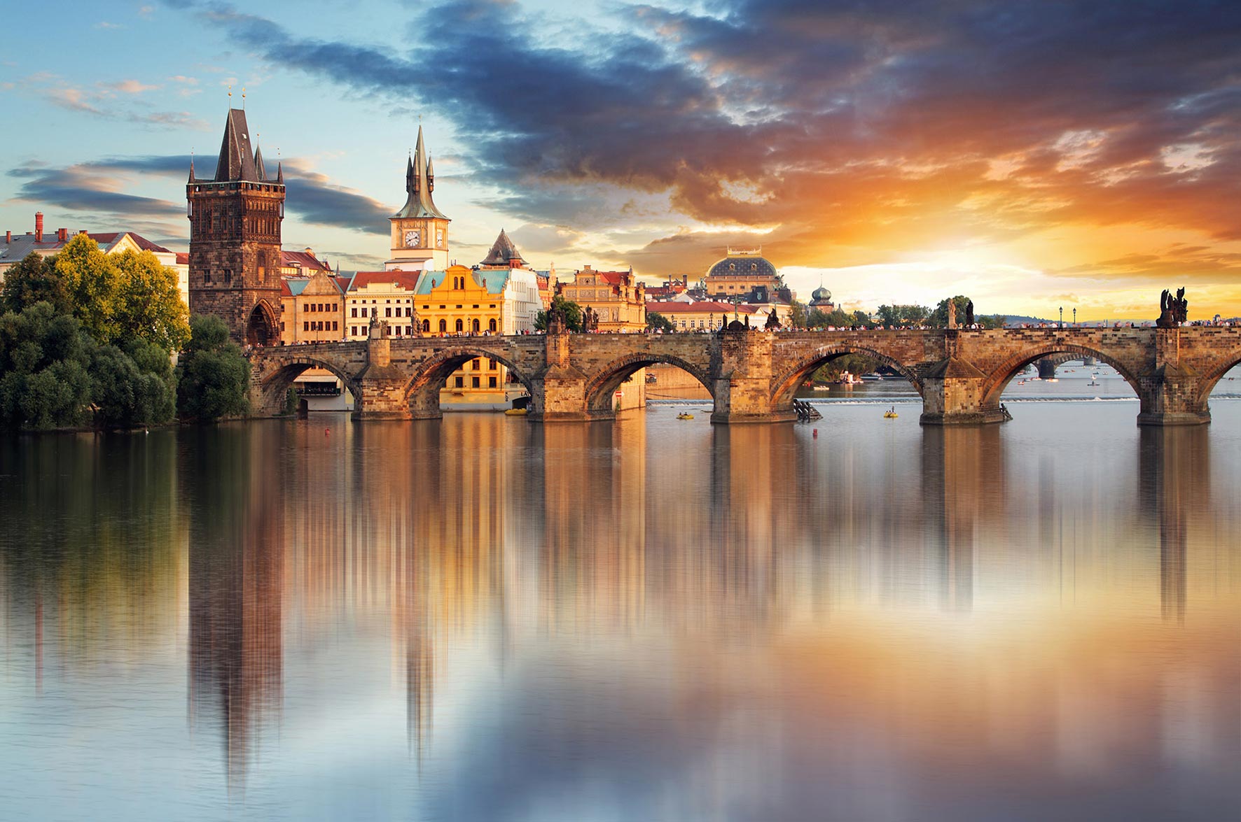 Charles Bridge: Jejak Romantis di Jantung Kota Praha
