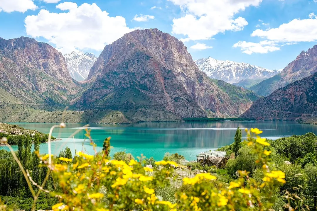 Danau Iskanderkul: Permata Alam Tajikistan yang Memikat Jiwa Danau Iskanderkul: Permata Alam Tajikistan yang Memikat Jiwa