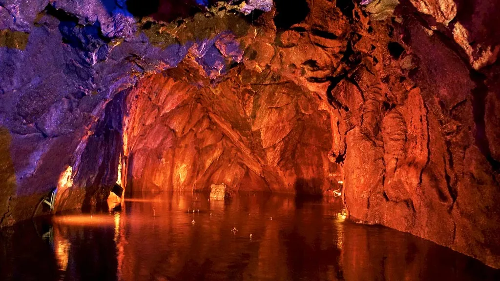 Jelajahi Pesona Goa Lawa: Surga Tersembunyi Alam Indonesia Jelajahi Pesona Goa Lawa: Surga Tersembunyi Alam Indonesia