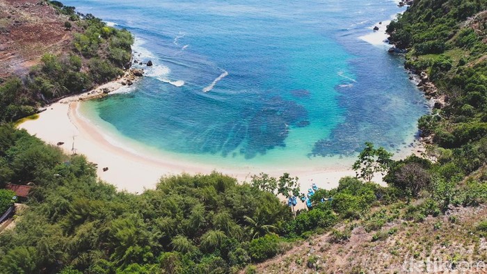 Pantai Pangi: Surga Tersembunyi dengan Keindahan Alami yang Masih Asri