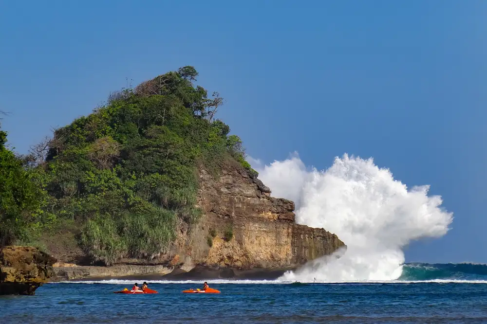 Pantai Clungup: Surga Tersembunyi dengan Alam yang Masih Perawan