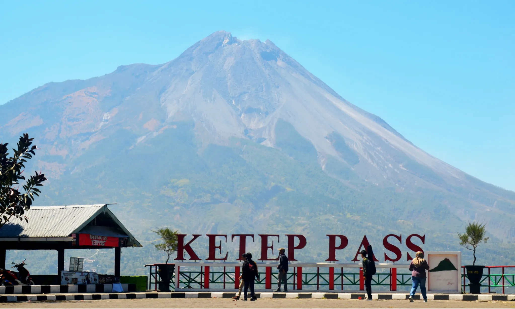 Ketep Pass: Menyaksikan Simfoni Gunung dari Ketinggian yang Memikat