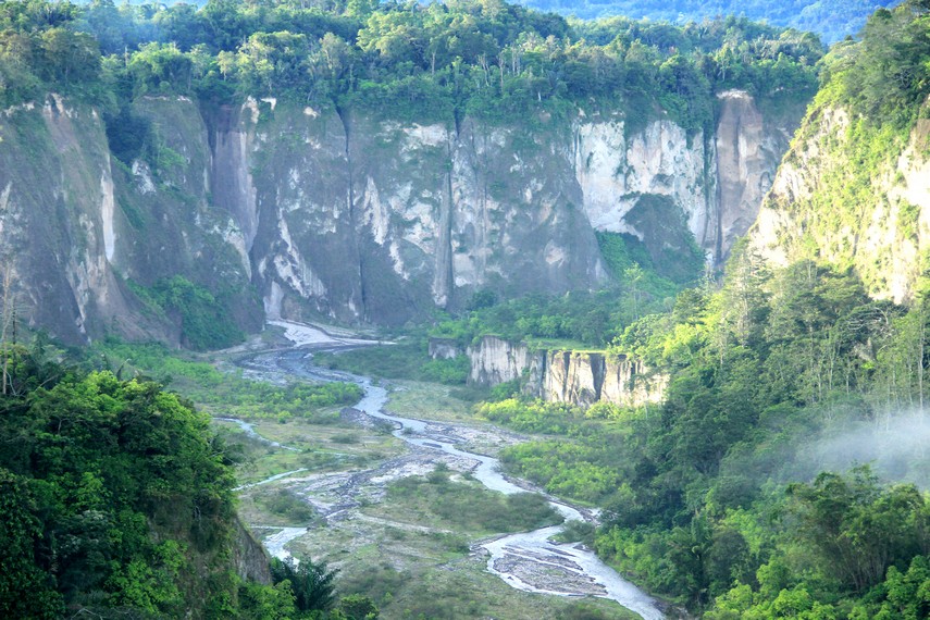 Ngarai Sianok: Pesona Lembah Dramatis di Jantung Sumatera Barat