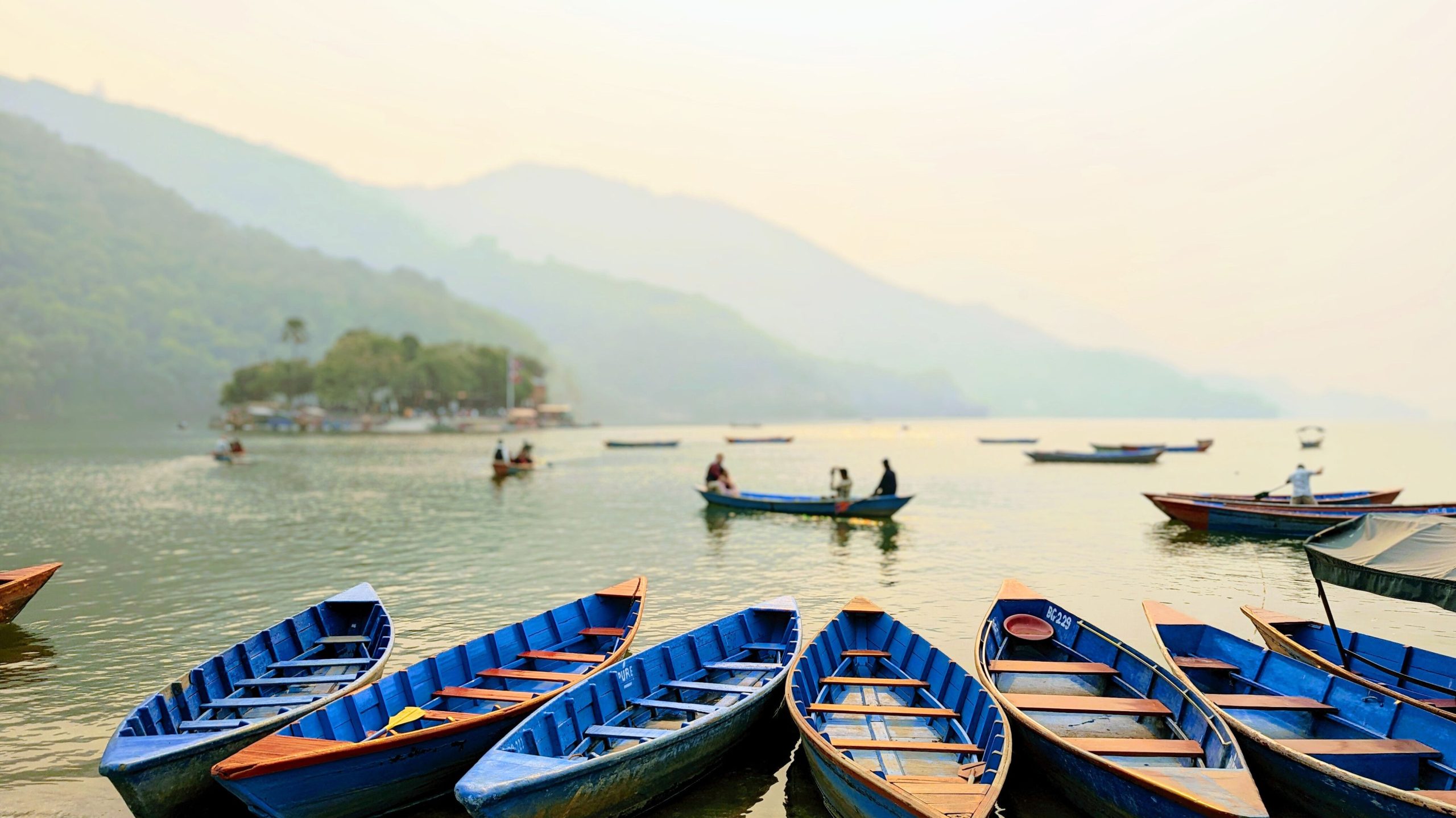 Phewa Lake: Permata Tenang di Jantung Pokhara Phewa Lake: Permata Tenang di Jantung Pokhara