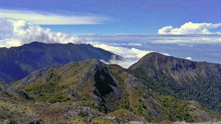 Gunung Binaiya: Pesona Tersembunyi di Jantung Maluku Gunung Binaiya: Pesona Tersembunyi di Jantung Maluku