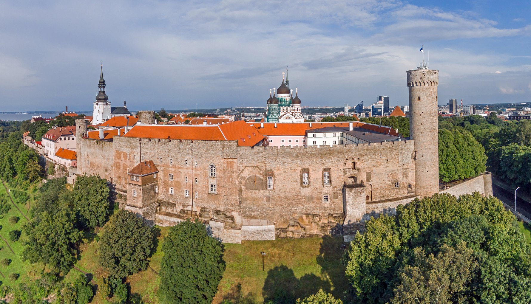 Toompea Castle: Mahkota Sejarah di Puncak Tallinn Toompea Castle: Mahkota Sejarah di Puncak Tallinn
