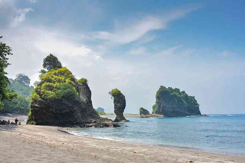 Pantai Licin: Surga Tersembunyi dengan Pasir Halus dan Ombak Tenang