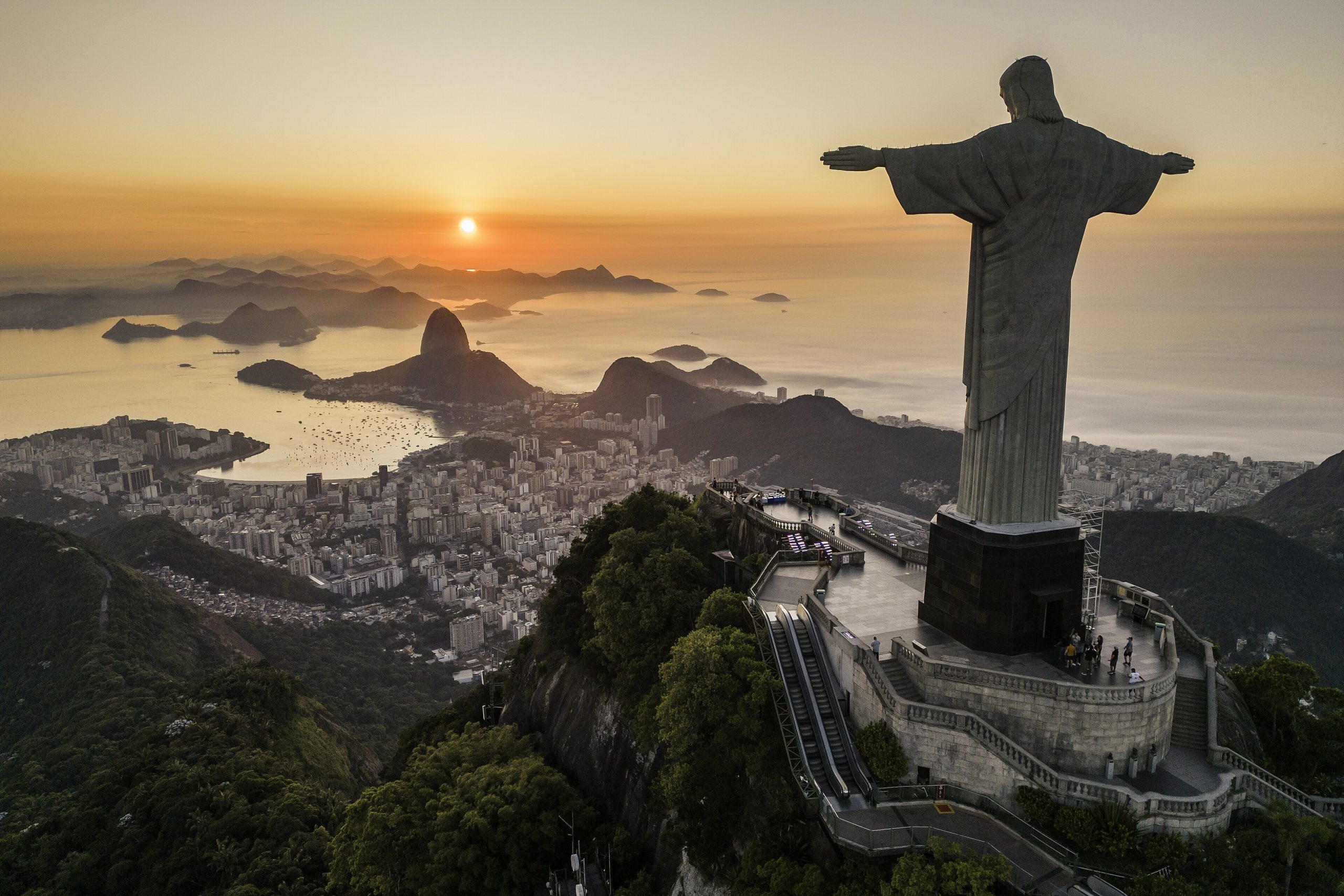 Cristo Redentor: Mahakarya Ikonik di Puncak Rio de Janeiro