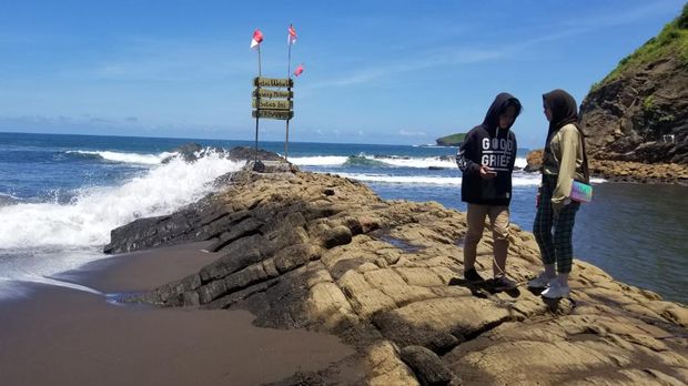 Pantai Watu Ulo Pesona Alam yang Penuh Cerita