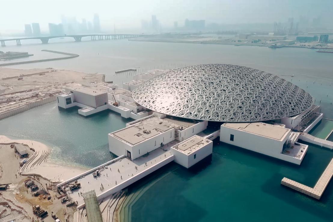Louvre Abu Dhabi: Ikon Wisata Budaya yang Memadukan Seni, Sejarah, dan Arsitektur Modern