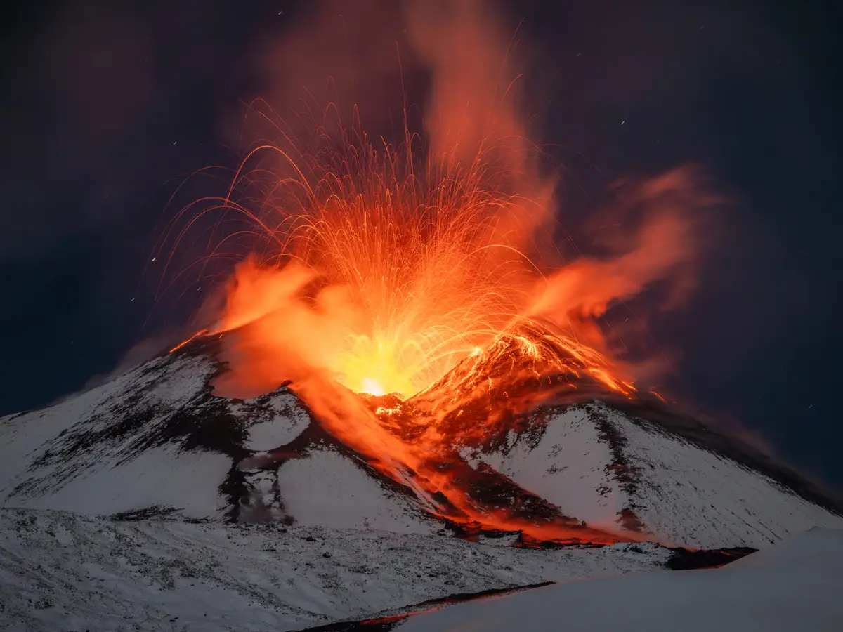 Mount Etna Italia: Panduan Wisata Gunung Berapi Aktif Tertinggi di Eropa Mount Etna Italia: Panduan Wisata Gunung Berapi Aktif Tertinggi di Eropa