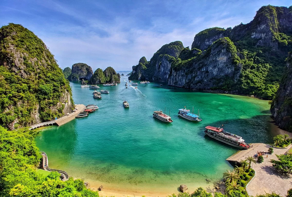 Teluk Ha Long: Surga Wisata Alam Vietnam dengan Ribuan Pulau Batu Kapur yang Spektakuler