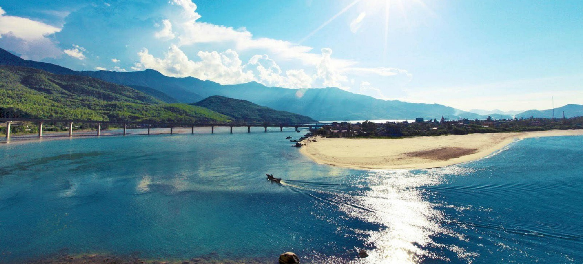 Lang Co Beach Vietnam: Panduan Wisata Pantai Tersembunyi di Vietnam Tengah Lang Co Beach Vietnam: Panduan Wisata Pantai Tersembunyi di Vietnam Tengah