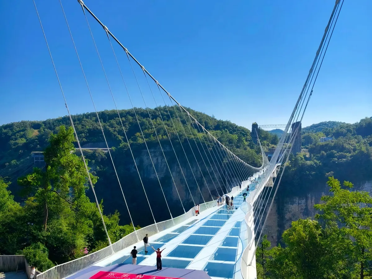 Zhangjiajie Glass Bridge: Panduan Wisata Jembatan Kaca Tertinggi Zhangjiajie Glass Bridge: Panduan Wisata Jembatan Kaca Tertinggi