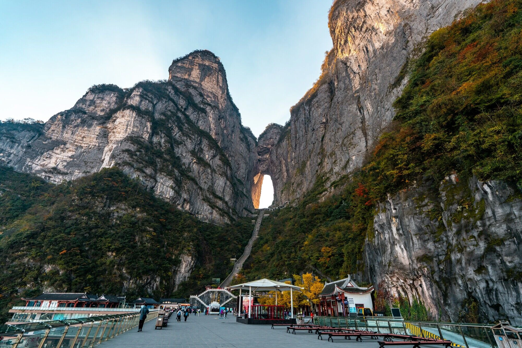 Tianmen Mountain China: Panduan Wisata Gerbang Surga Zhangjiajie Tianmen Mountain China: Panduan Wisata Gerbang Surga Zhangjiajie