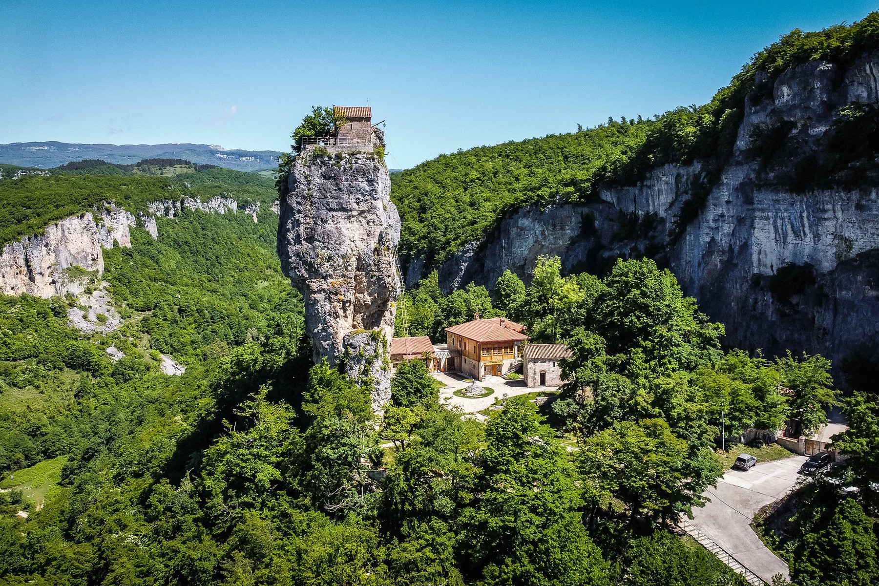 Katskhi Pillar: Pilar Batu Menjulang yang Menjadi Biara Paling Unik di Georgia