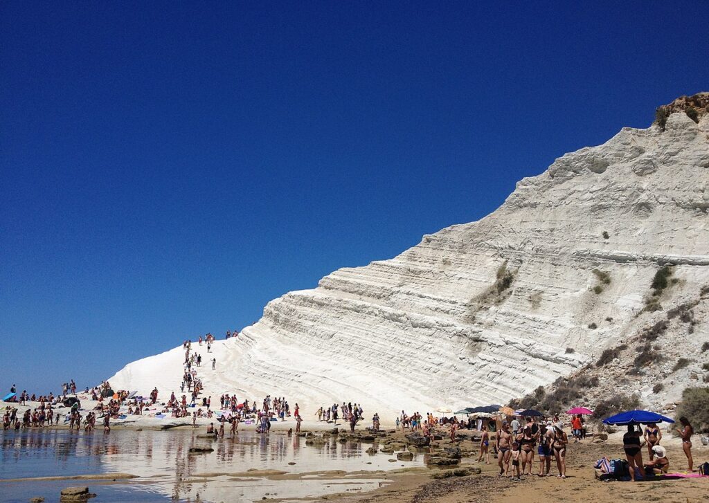 Scala Dei Turchi: Tebing Putih Ikonik di Sisilia yang Menjadi Keajaiban Alam Italia Scala Dei Turchi: Tebing Putih Ikonik di Sisilia yang Menjadi Keajaiban Alam Italia
