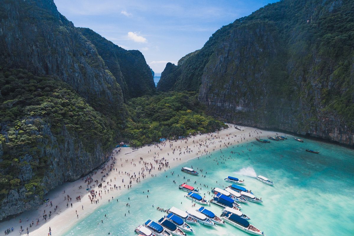 Maya Bay Indah: Surga Tropis yang Memikat Wisatawan Dunia Maya Bay Indah: Surga Tropis yang Memikat Wisatawan Dunia