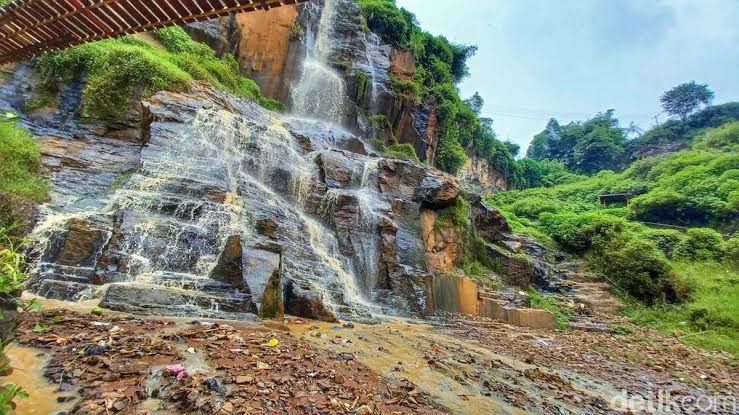 Curug Batu Templek, Pesona Tebing Eksotis di Bandung Timur