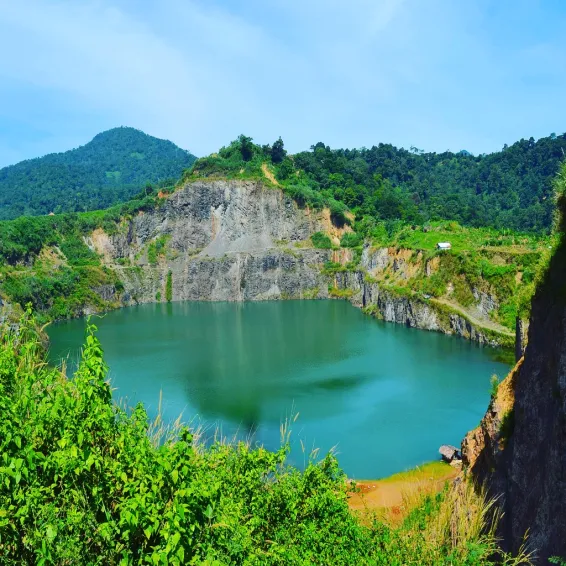 Danau Quarry Jayamix, Pesona Danau Bekas Tambang yang Memikat Wisatawan Danau Quarry Jayamix, Pesona Danau Bekas Tambang yang Memikat Wisatawan