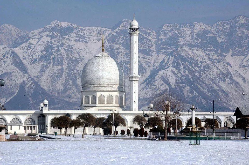 Masjid Hazratbal: Keindahan Spiritual di Tepi Danau Kashmir Masjid Hazratbal: Keindahan Spiritual di Tepi Danau Kashmir