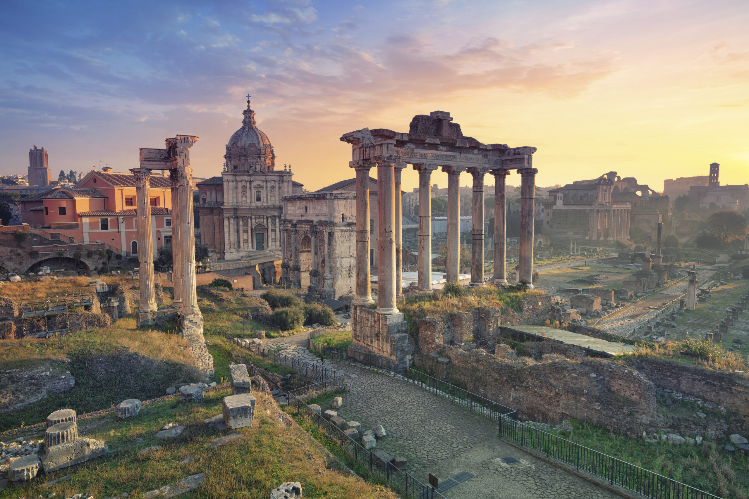 Roman Forum: Menelusuri Jejak Peradaban Kuno di Jantung Kota Roma