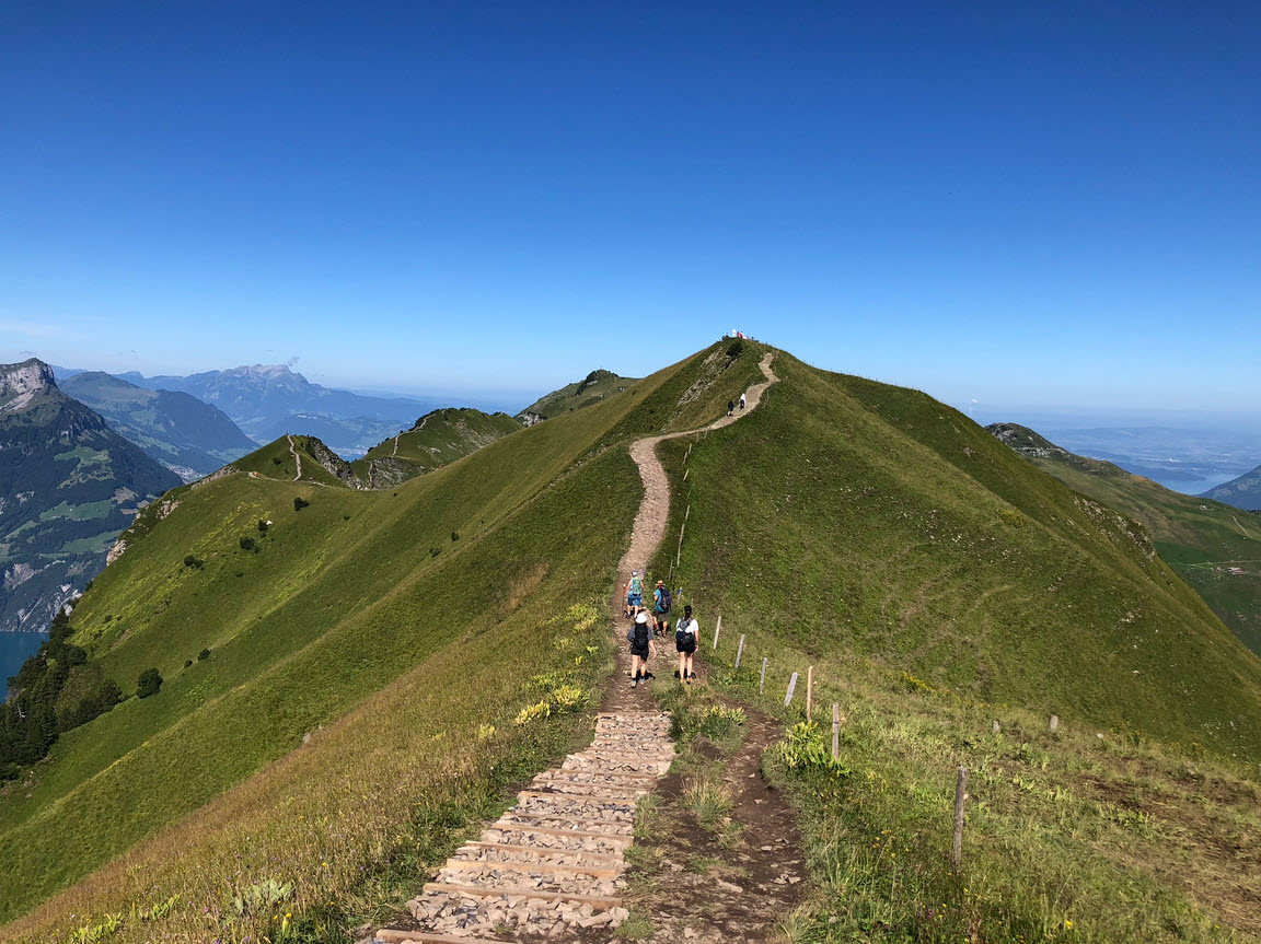 Stoos Ridge Trail: Jalur Pendakian Panorama Alpen Swiss yang Memukau dari Awal hingga Akhir