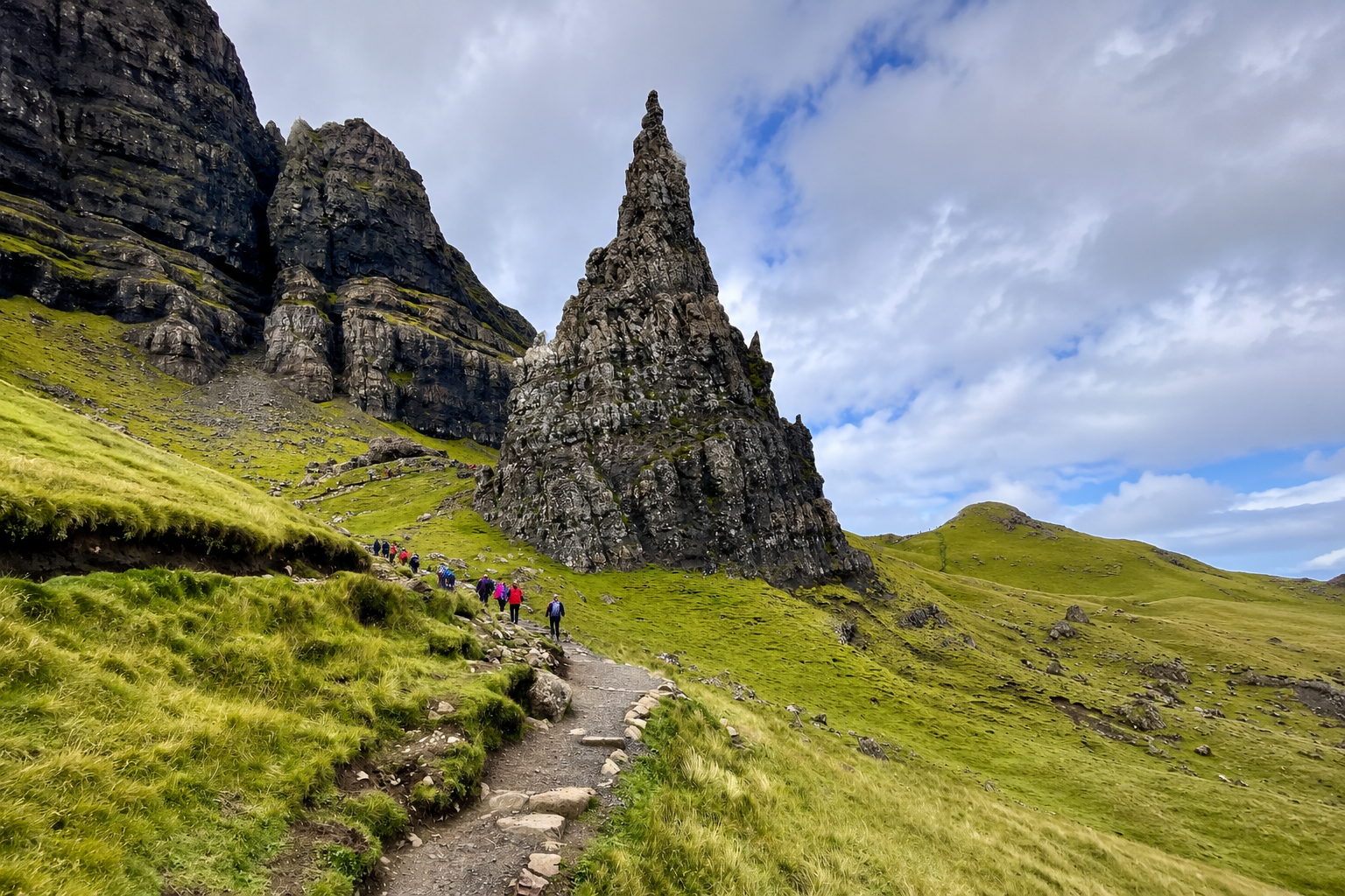 Old Man of Storr: Menyusuri Jalur Menuju Batu Raksasa di Isle of Skye
