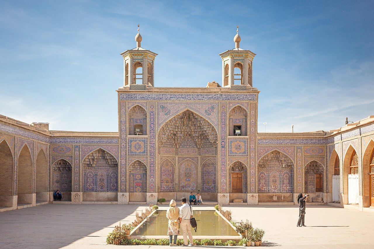 Nasir al Mulk Mosque: Masjid Merah Muda Shiraz dengan Permainan Cahaya Penuh Warna Nasir al Mulk Mosque: Masjid Merah Muda Shiraz dengan Permainan Cahaya Penuh Warna
