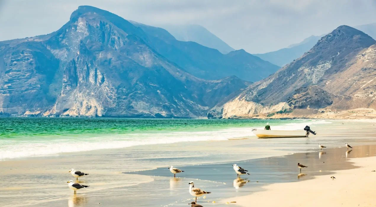 Mughsail Beach: Pantai Dramatis Salalah dengan Tebing, Gua, dan Blowhole Alami Mughsail Beach: Pantai Dramatis Salalah dengan Tebing, Gua, dan Blowhole Alami