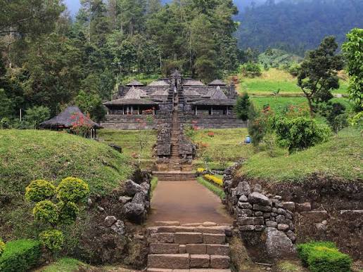 Candi Cetho, Pesona Sejarah di Lereng Lawu