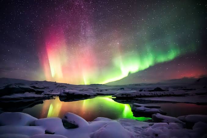 Aurora Borealis Indah di Langit Utara Aurora Borealis Indah di Langit Utara